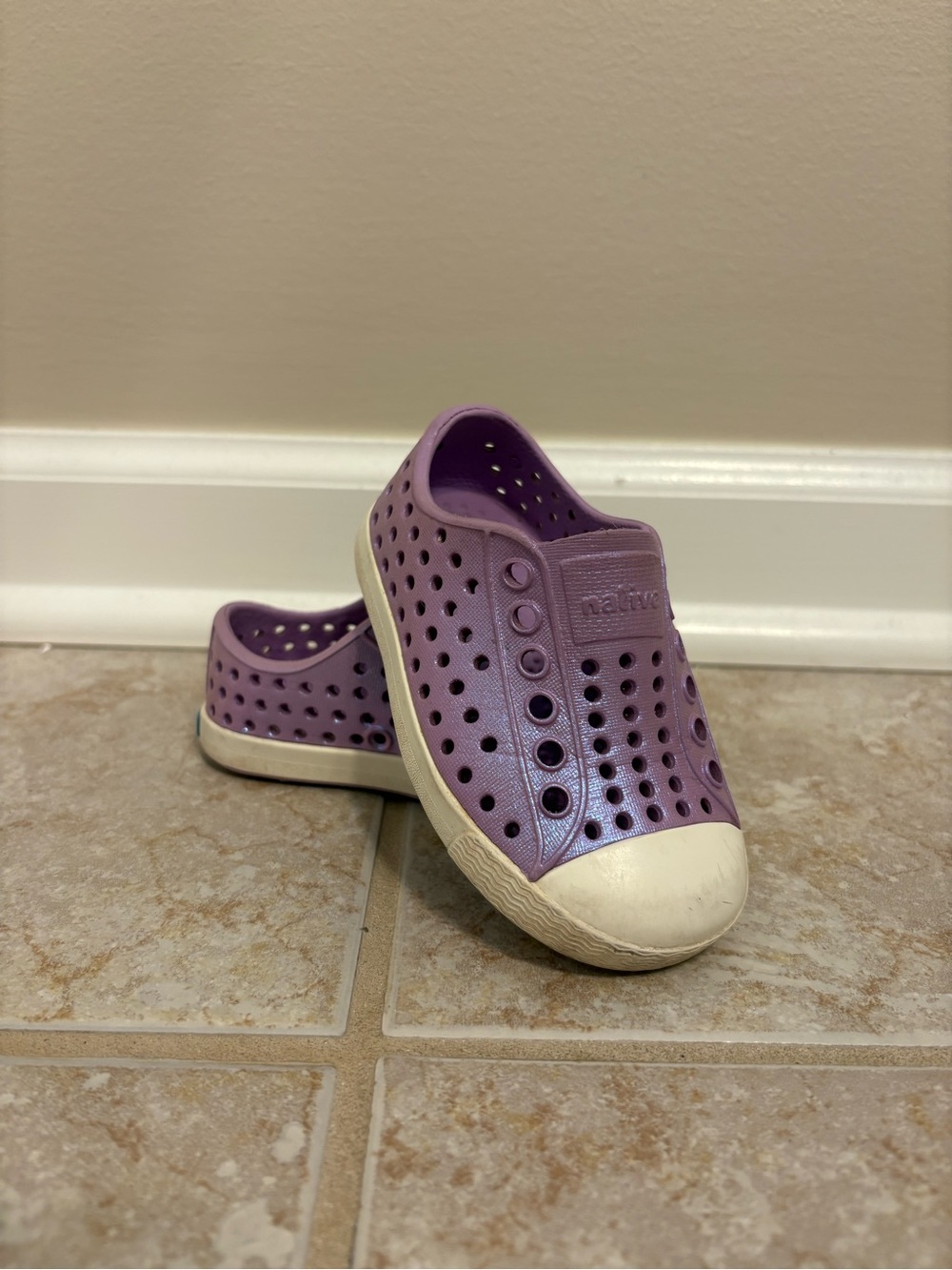 Native Kids Water Shoes in Lavender with Cream Toe